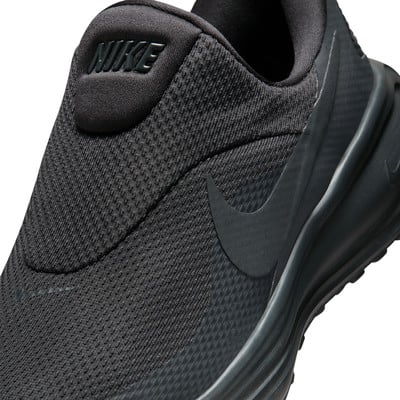 Detail černých běžeckých bot Nike s logem na jazyku.