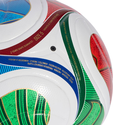 Ein Fußball mit mehrsprachigen Aufschriften und Größenangabe.
