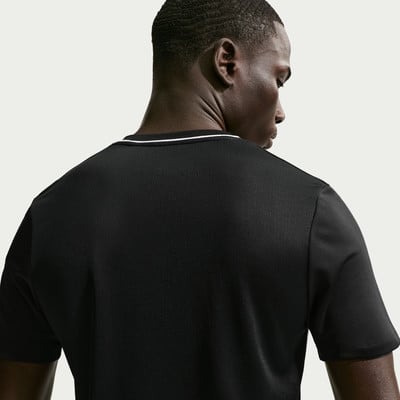 Rückansicht eines Mannes in einem schwarzen T-Shirt mit weißem Kragenbesatz. Rückansicht eines Mannes in einem schwarzen T-Shirt mit weißem Kragenbesatz.