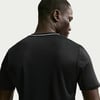 Rückansicht eines Mannes in einem schwarzen T-Shirt mit weißem Kragenbesatz.