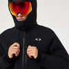 Mann in schwarzer Skijacke und Oakley-Brille mit rotem Glas.