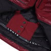 Detail des Innenraums einer dunkelroten Jacke mit Luhta-Logo und Knöpfen.