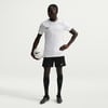 Ein Mann im weißen Fußballtrikot und schwarzer Hose hält einen Ball.