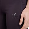 Detail loga značky Energetics na tmavých sportovních legínách.