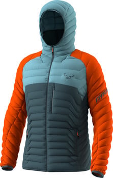 Eine orangefarbene Kapuzenjacke mit blauen Einsätzen und einem dunkelgrauen Unterteil.