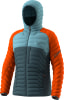 Eine orangefarbene Kapuzenjacke mit blauen Einsätzen und einem dunkelgrauen Unterteil.