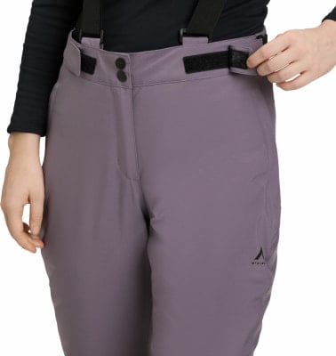 Detail einer Damen-Latzhose in Lila mit verstellbarem Klettverschluss-Bund. Detail einer Damen-Latzhose in Lila mit verstellbarem Klettverschluss-Bund.