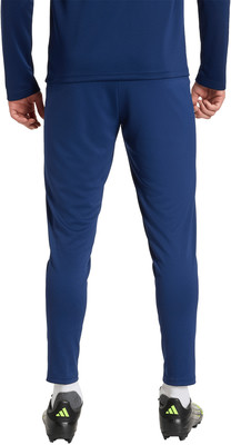 Rückansicht eines Mannes in dunkelblauer Trainingshose und Fußballschuhen. Rückansicht eines Mannes in dunkelblauer Trainingshose und Fußballschuhen.