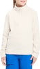 Mädchen im cremefarbenen Fleece-Pullover mit Stehkragen und blauer Hose.