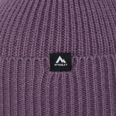 Lila Strickmütze mit McKinley-Logo und Bergmotiv. Lila Strickmütze mit McKinley-Logo und Bergmotiv.
