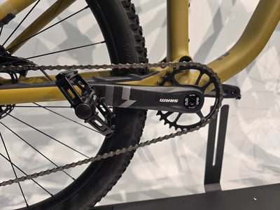 Detail des Hinterrads und der SRAM-Kurbel eines Fahrrads. Detail des Hinterrads und der SRAM-Kurbel eines Fahrrads.