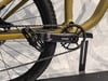 Detail des Hinterrads und der SRAM-Kurbel eines Fahrrads.