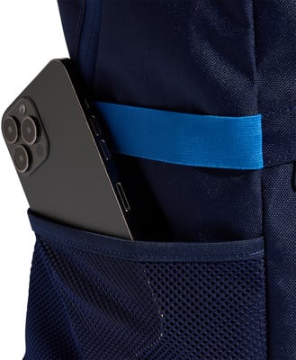 Telefon in einer Netztasche eines Rucksacks mit blauem Band. Telefon in einer Netztasche eines Rucksacks mit blauem Band.