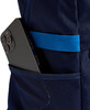 Telefon in einer Netztasche eines Rucksacks mit blauem Band.