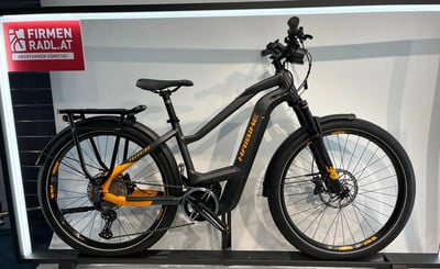 Ein schwarzes Haibike Trekking E-Bike mit orangefarbenen Akzenten.