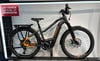 Ein schwarzes Haibike Trekking E-Bike mit orangefarbenen Akzenten.