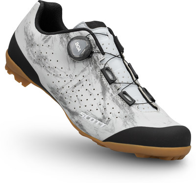 Weiße Scott Fahrradschuhe mit schwarzem Muster und BOA-System. Weiße Scott Fahrradschuhe mit schwarzem Muster und BOA-System.