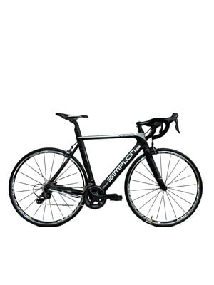 Schwarzes Simplon Rennrad mit Carbonrahmen und weißen Details. Schwarzes Simplon Rennrad mit Carbonrahmen und weißen Details.