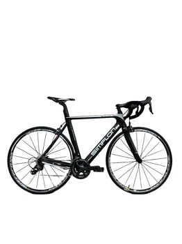 Schwarzes Simplon Rennrad mit Carbonrahmen und weißen Details.