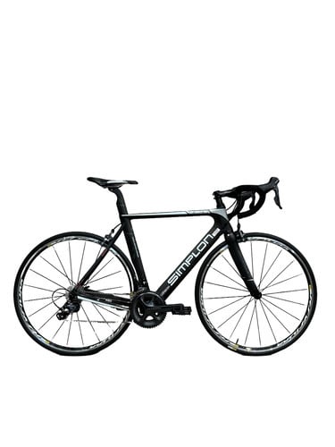 Schwarzes Simplon Rennrad mit Carbonrahmen und weißen Details.