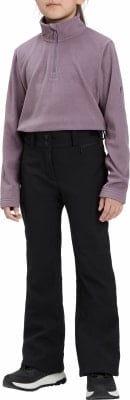 Mädchen in einem rosa Fleece-Pullover mit Reißverschluss und schwarzer Hose, trägt schwarze Schuhe.