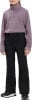 Mädchen in einem rosa Fleece-Pullover mit Reißverschluss und schwarzer Hose, trägt schwarze Schuhe.
