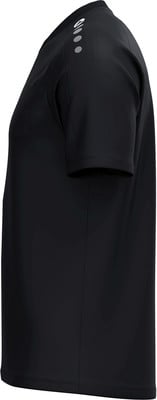 Schwarzes T-Shirt mit Logo auf der linken Schulter von der Seite.