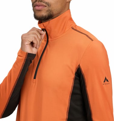 Ein Mann schließt eine orangefarbene Jacke mit schwarzen Einsätzen und McKinley-Logo. Ein Mann schließt eine orangefarbene Jacke mit schwarzen Einsätzen und McKinley-Logo.