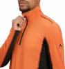 Ein Mann schließt eine orangefarbene Jacke mit schwarzen Einsätzen und McKinley-Logo.