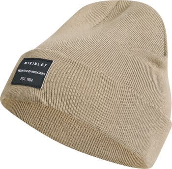 Eine beige Strickmütze von McKinley mit schwarzem Etikett und der Aufschrift „EST. 1984“.