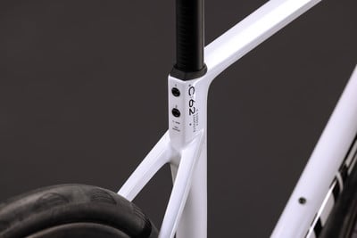 Detail eines weißen Carbon-Fahrradrahmens mit der Bezeichnung C:62. Detail eines weißen Carbon-Fahrradrahmens mit der Bezeichnung C:62.