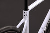 Detail eines weißen Carbon-Fahrradrahmens mit der Bezeichnung C:62.