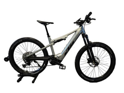 Silbernes KTM E-Bike auf weißem Hintergrund mit Federung.