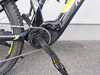 Detail des Hinterteils eines E-Bikes mit Kette und Kurbeln.