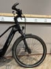 Ein schwarzes KTM E-Bike mit Vorderradfederung und Scheibenbremsen.