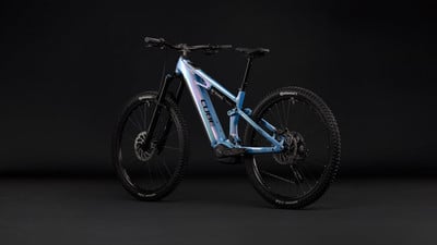 Ein blaues Cube E-Bike mit Federung auf schwarzem Hintergrund. Ein blaues Cube E-Bike mit Federung auf schwarzem Hintergrund.