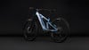 Ein blaues Cube E-Bike mit Federung auf schwarzem Hintergrund.