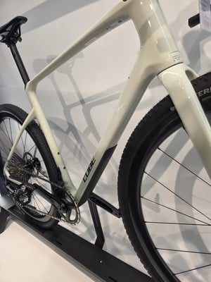 Rahmendetail eines neuen Cube Gravelbikes mit markantem Design. Rahmendetail eines neuen Cube Gravelbikes mit markantem Design.