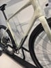 Rahmendetail eines neuen Cube Gravelbikes mit markantem Design.