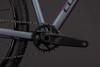 Detailaufnahme von Kurbel und Kette eines Mountainbikes mit schillernder Lackierung.