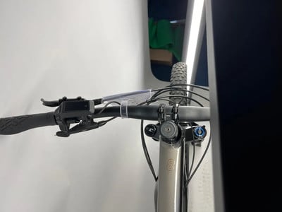 Detail des Mountainbike-Lenkers mit Display und Bremshebel. Detail des Mountainbike-Lenkers mit Display und Bremshebel.
