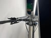Detail des Mountainbike-Lenkers mit Display und Bremshebel.