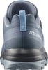Rückansicht eines blauen Salomon Wanderschuhs mit Markenlogo.