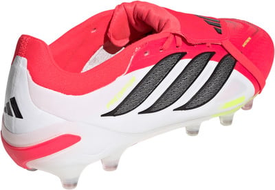 Weißer Adidas Predator Fußballschuh mit pinken und schwarzen Akzenten.