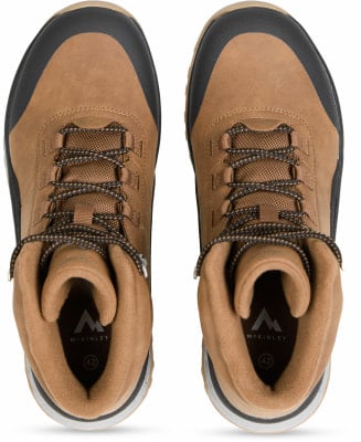 Draufsicht auf braune knöchelhohe Schnürstiefel mit schwarzer Zehenkappe. Draufsicht auf braune knöchelhohe Schnürstiefel mit schwarzer Zehenkappe.