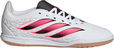 Bílé fotbalové kopačky Adidas Predator s růžovými pruhy a nápisem Predator. Bílé fotbalové kopačky Adidas Predator s růžovými pruhy a nápisem Predator.