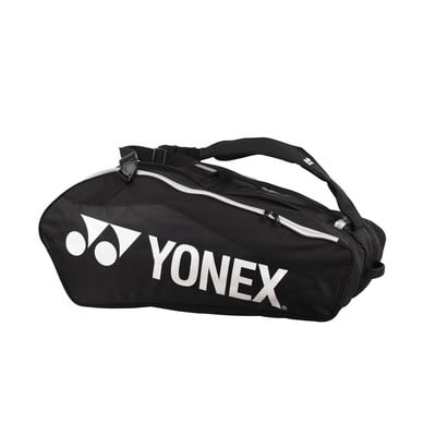 Černá sportovní taška Yonex s bílým logem a popruhy.