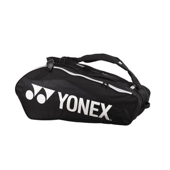 Černá sportovní taška Yonex s bílým logem a popruhy.