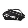 Černá sportovní taška Yonex s bílým logem a popruhy.