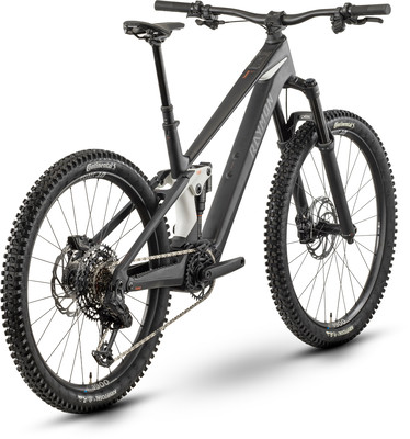 Schwarzes E-Bike mit Federung und breiten Reifen auf weißem Hintergrund.
